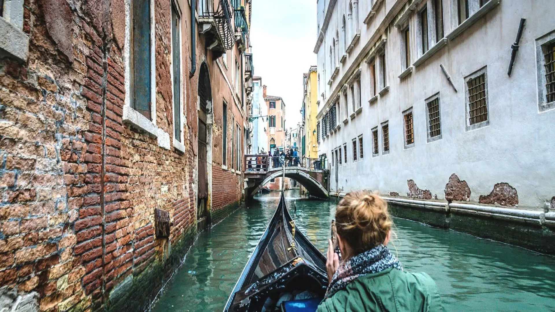 Discover Venice on a combined tour that includes a magnificent gondola ride among the enchanting sig