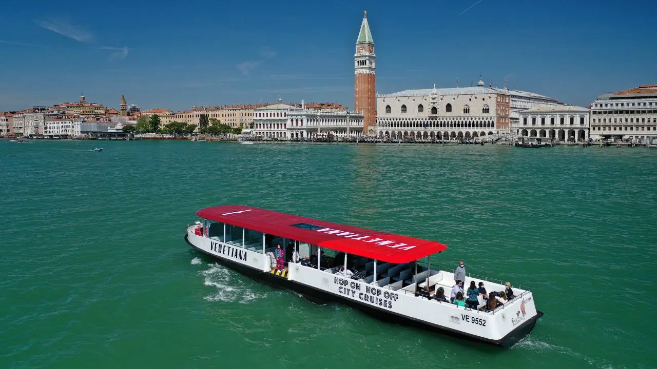 Hop-on hop-off boat tour of Venice and the islands of the lagoon