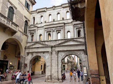 Statua di San Zeno Che Ride nella Basilica di Verona